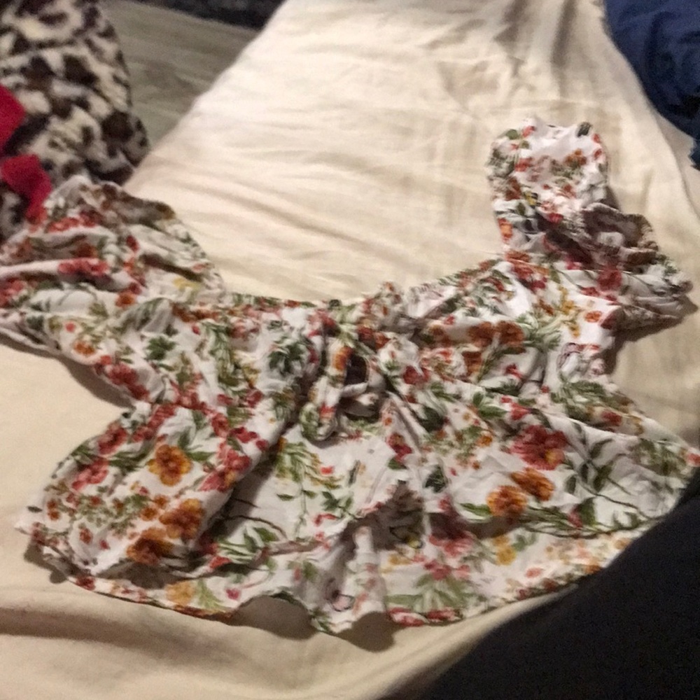 This crop top flower shirt